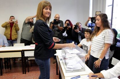 La candidata a lehendakari por el PSE-EE, y secretaria general, Idoia Mendia, votando.