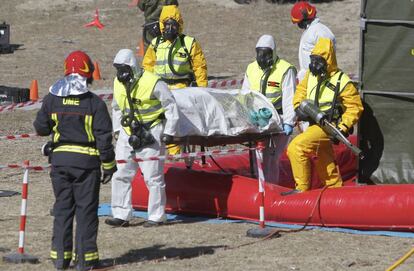 El ejército en colaboración con técnicos del Consejo de Seguridad Nuclear y un equipo de intervención radiológica, asisten a una de las víctimas del accidente de tráfico en el que se ha visto implicado un vehículo con material radiactivo.