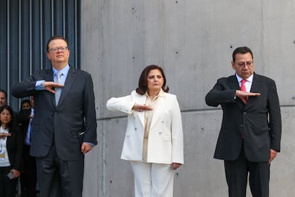 La presidenta Mónica Soto, en una ceremonia de arropamiento no oficial, flanqueada por Felipe de la Mata (izquierda) y Felipe Fuentes.