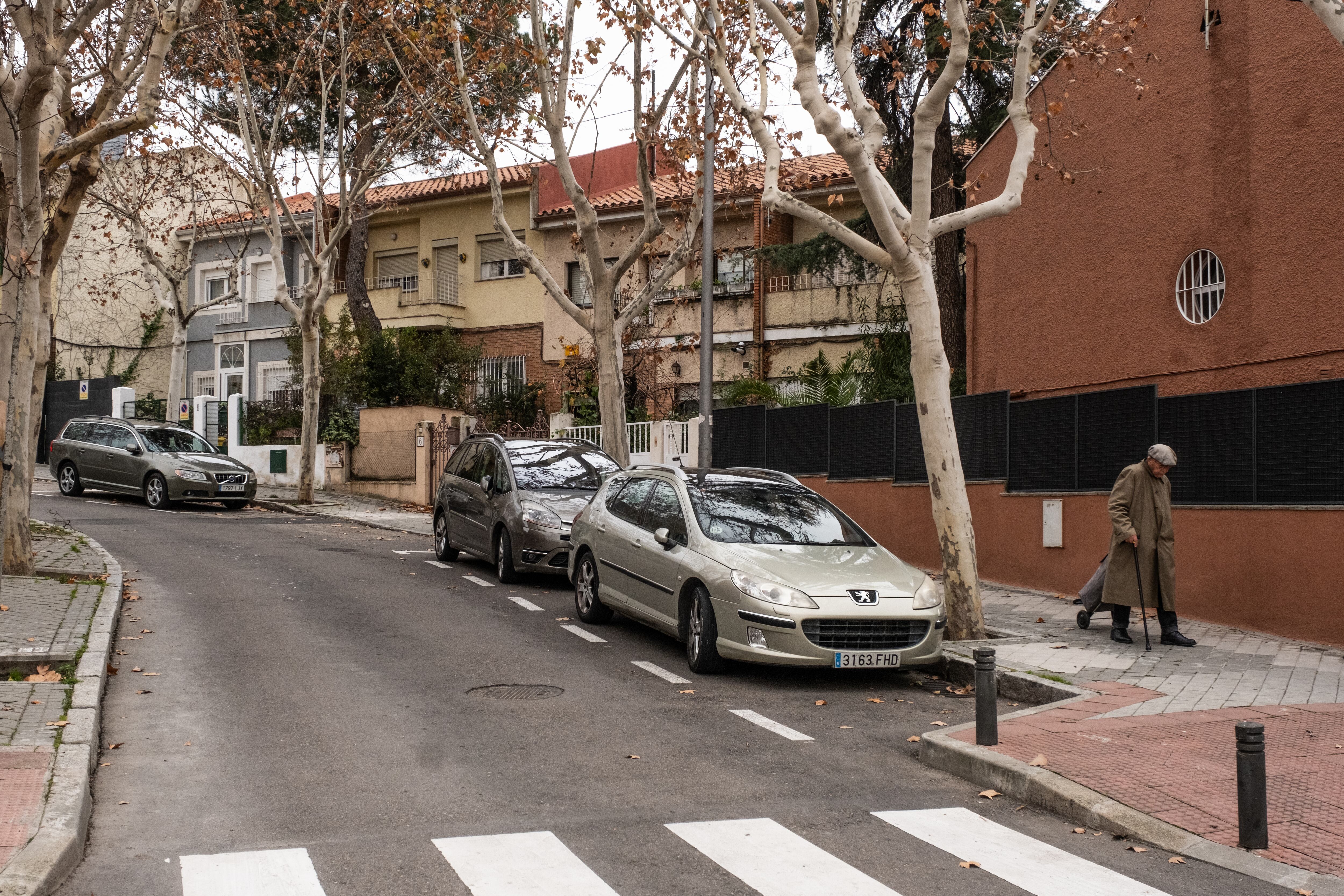 Un hombre pasea por la colonia Santo Ángel. 