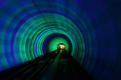 El sueño de Napoleón y de la Inglaterra victoriana se vio hecho realidad el 6 de mayo de 1994, cuando quedó inaugurado el Eurotúnel, túnel ferroviario que atraviesa el Canal de la Mancha y une Coquelles, en Calais (Francia) y Folkestone (Reino Unido). Atrás quedaban más de cinco años de obras y el esfuerzo de más de 13.000 trabajadores de ambos países. Por delante, algo más de cincuenta kilómetros de trayecto de los que 39 kilómetros son submarinos. El viaje dura unos 35 minutos y se puede hacer en Eurostar o en un tren Shuttle que transporta vehículos.