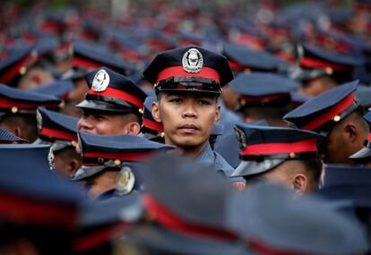 Policías recién ascendidos de rango permanecen en formación durante una ceremonia masiva de promoción del cargo, en la sede policial de Taguig (Filipinas), el 27 de marzo de 2019. Más de 2.000 policías han ascendido de puesto como parte del desarrollo del Programa Regular de Ascensos de la Policía Nacional Filipina (PNP).