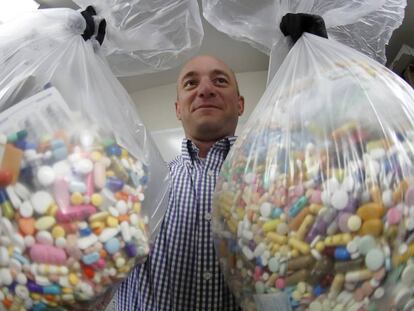 El detective Ben Hill, de Barberton, en Pensilvania, muestra unas bolsas de medicamentos requisados que van a destruir.