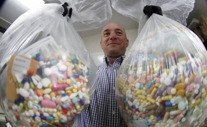 El detective Ben Hill, de Barberton, en Pensilvania, muestra unas bolsas de medicamentos requisados que van a destruir.