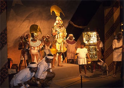Recreación del círculo de poder moche y sus accesorios de oro, que incluyen coronas en forma de hacha ceremonial