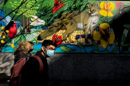 Ciudadanos con mascarilla pasean por el centro de Santiago de Chile (chile) el pasado 3 de junio antes de volver a entrar en cuarentena.