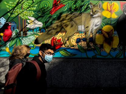 Ciudadanos con mascarilla pasean por el centro de Santiago de Chile (chile) el pasado 3 de junio antes de volver a entrar en cuarentena.