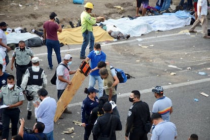 La tragedia se produjo alrededor de las tres y media de la tarde de este jueves, poco antes de llegar a un retén militar de los muchos que vigilan el paso de migrantes centroamericanos en esta ruta.