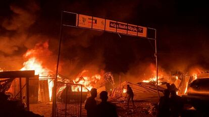 Un incendio arde tras un ataque al campamento de refugiados en Rafah (Gaza), el 26 de mayo.