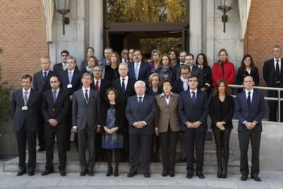 Soraya Sáenz de Santamaría dirigeix a les portes del Palau de la Moncloa el minut de silenci.