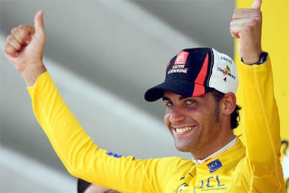 Oscar Pereiro saluda desde el podio enfundado en el jersey amarillo de líder de la general.