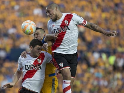 Los jugadores pelean por el bal&oacute;n durante el primer tiempo.