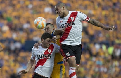 Los jugadores pelean por el balón durante el primer tiempo.