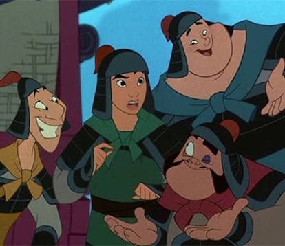 <p><strong>Do que estamos falando. </strong> Do filme da Disney ‘Mulan’ (1998), adaptação de um conto popular chinês do século VI.</p> <p><strong>Onde está a mentira.</strong> Depois de 1.400 anos, o filme da Disney é mais conservador do que o original. A Mulan do folclore chinês é uma super heroína a todo momento: seus dotes como esposa são impecáveis e é especialista em artes marciais, manejo de espada e tiro com arco. Sua família a envia à guerra porque sabem que vai arrasar e a única preocupação de sua mãe é que volte virgem. Quando os colegas de pelotão descobrem que é mulher, dão de ombros e a aplaudem, em vez de condená-la à morte, perdoá-la e repudiá-la como no filme. Depois de doze anos causando sensação no exército, Mulan volta para casa e retoma sua vida de onde a deixou: casando-se com o vizinho. E não precisa da ajuda dos espíritos de seus antepassados, porque o relato original é realista. Foi a Disney que considerou que o público ocidental esperaria que houvesse fantasmas em uma história ambientada na China. </p> <p><br /> </p>