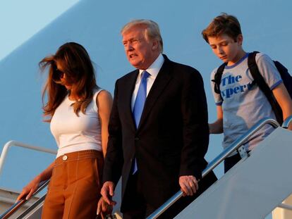 Donald Trump, Melania y Barron llegan a la base Andrews, a las afueras de Washington, tras pasar el fin de semana en el Trump National Golf Club de Bedminster, New Jersey.
