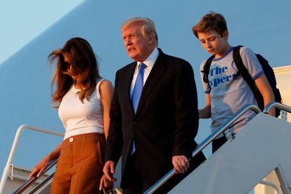 Donald Trump, Melania y Barron llegan a la base Andrews, a las afueras de Washington, tras pasar el fin de semana en el Trump National Golf Club de Bedminster, New Jersey.