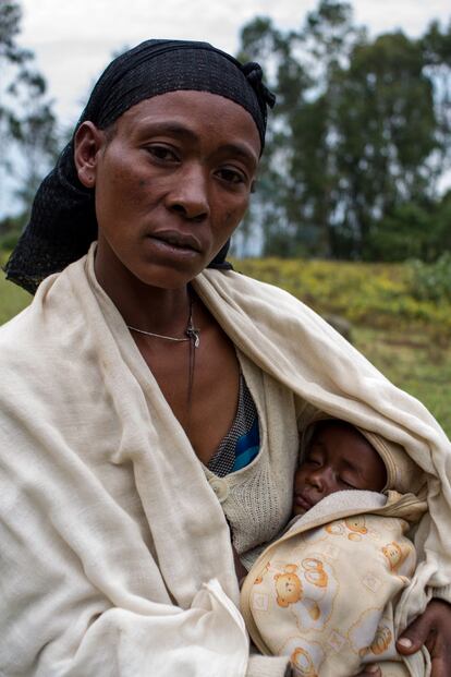 Braane Negara fue secuestrada con 16 años por un desconocido que la obligó a casarse con él. Ahora, con 28, le ha dado seis hijos y asegura que le ha perdonado y que se quieren. Los secuestros de novias es una de las lacras en Etiopía; la ONU estima que un 69% de los matrimonios comenzaron así.