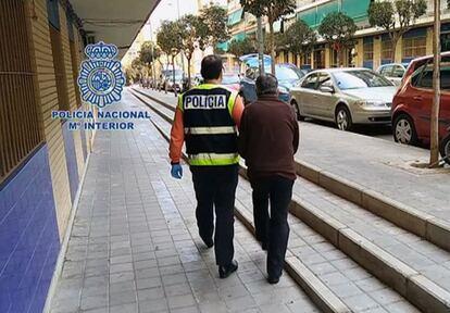 Fotografía capturada de imágenes de televisión de la Policía Nacional de la detención del hombre de 71 años en Alicante.
