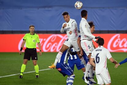 El delantero dominicano del Real Madrid Mariano y el defensa Raphael Varane saltan por el balón durante el partido de fútbol de la Liga española entre el Real Madrid y el Alavés en el estadio Alfredo Di Stefano de Madrid.