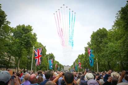 Una multitud se congrega para ver el espectáculo aéreo de la Royal Air Force sobre el cielo de Londres (Reino Unido).