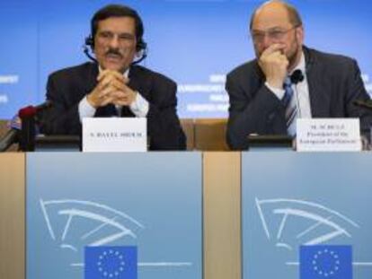 El presidente del Parlamento Europeo (PE), Martin Schulz (d), junto al Presidente de la Cámara de Representantes de Jordania, Saed Hayel Srour, durante una rueda de prensa conjunta celebrada tras la sesión plenaria de la Asamblea Parlamentaria de la Unión por el Mediterráneo, en Bruselas, Bélgica, el 12 de abril de 2013.