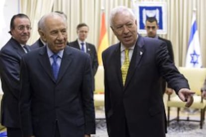 Margallo (derecha), conversa con el presidente de Israel, Simón Peres, durante su visita a Jerusalén.