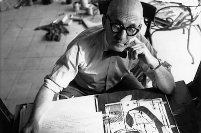 Le Corbusier en su taller de Par&iacute;s, en 1953, junto a uno de sus dibujos. 