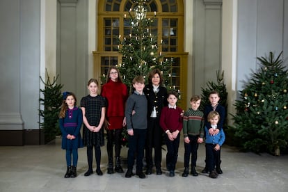 La reina Silvia de Suecia ha conseguido que la fotografa en la que aparece junto a todos sus nietos sea una de las tradiciones del mes de diciembre. La esposa del rey Carlos Gustavo ha vuelto a reunir a sus ocho nietos para adornar juntos el Palacio Real de Estocolmo y preparar la llegada de la Navidad. Pese a ser una fechas muy importantes para todo el mundo, este a?o en su familia estarn marcadas por el fallecimiento de la princesa Brgida de Suecia. 