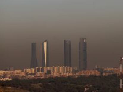 Vista de la contaminación con las Cuatro Torres al fondo, desde la A-6.