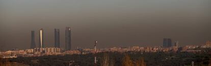 Vista de la contaminación con las Cuatro Torres al fondo, desde la A-6.