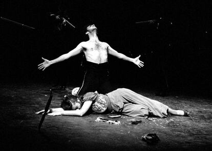 Un momento del ensayo de 'Ópera andaluza de cornetas y tambores', espectáculo de teatro y flamenco basado en la ópera 'Carmen', creado y dirigido por Salvador Távora, con su compañía La Cuadra, en la Maestranza de Sevilla, en 1996.