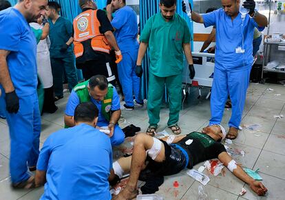 Un herido palestino recibe este jueves tratamiento médico en el suelo del hospital Kama Adwan, en Gaza, tras el bombardeo israelí contra el campo de refugiados de Yabalia.