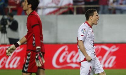 Gameiro celebra su primer gol.