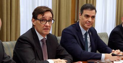 El presidente del Gobierno, Pedro Sánchez (d), acompañado por el ministro de Sanidad, Salvador Illa (i), preside la reunión de seguimiento del coronavirus celebrada el pasado lunes en la sede del Ministerio de Sanidad. EFE/J.J. Guillén/Archivo