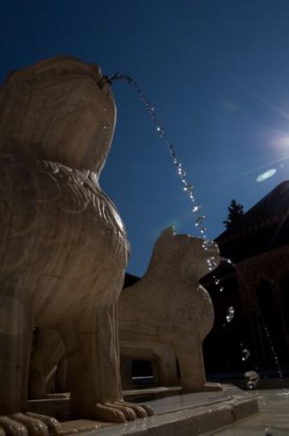 ¡AGUA VA...! QUINCE AÑOS DESPUÉS. Durante la restauración del patio de los Leones se ha puesto en marcha un nuevo y moderno sistema hidráulico soterrado, que ha posibilitado que el agua regrese a sus 11 fuentes. En el proceso de recuperación se han descubierto piezas originales de la canalización nazarí, que procedían de la presa del Sultán, a seis kilómetros.