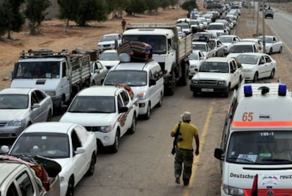 Miles de civiles abandonan Sirte en coche ante la inminencia de la caída de la ciudad.