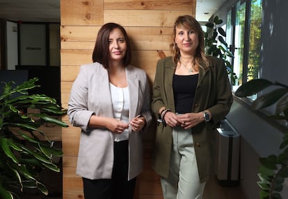 Las abogadas Nieves Noval (izquierda) y María Victoria Hormigos (derecha), esta semana en Madrid.
