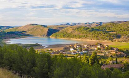 El pueblo aragonés de Nuévalos, a orillas del embalse de la Tranquera.