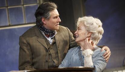 Gabriel Byrne y Jessica Lange en 'El largo viaje hacia la noche'.