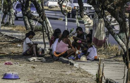 A un costado de la vía principal, en medio de un terreno lleno de escombros y tierra, se pueden observar niños semidesnudos corriendo y jugando en medio de la nada; a pocos metros se observan casas improvisadas y una fogata; al otro extremo, las mujeres cuidan a más niños y los hombres llegan por la avenida. Se trata de los yukpas, una etnia que se alejó de sus minas y selvas en la sierra de Perijá (en Zulia, uno de los 23 estados de Venezuela) para buscar mejor calidad de vida en las ciudades. Así vive la colonia en Barquisimeto, ciudad en el río Turbio, al noroeste del país.