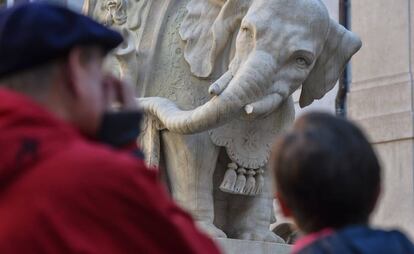 Turistas ante el elefante de Bernini, en la plaza de Minerva (Roma), co un colmillo dañado por unos vándalos el pasado noviembre.