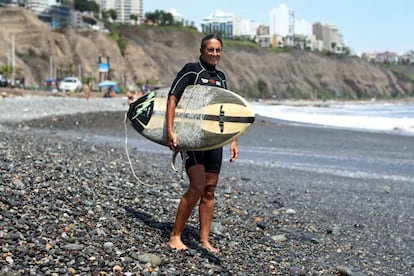 Rocío Larranaga, de 53 años, surfera e instructora de surf, posa con su tabla en la playa Redondo de Limba, Perú. "Soy la primera mujer que representa a mi país en competiciones nacionales e internacionales desde 1977", dice Larranaga. "En 1995, me hice profesora de esta disciplina. Muchas mujeres surfean y son muy buenas en ello. Espero que en el futuro ellas tengan la misma cuota que los hombres en las competiciones profesionales".