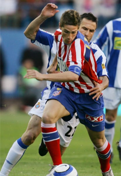 Fernando Torres lucha un balón con Alex Fernández.