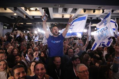 Simpatizantes celebran mientras escuchan el discurso de Benny Gantz, candidato a primer ministro del partido político centrista israelí Azul y Blanco, este martes, en Tel Aviv (Israel). Las encuestas a pie de urna apuntan a un empate técnico entre la derecha y el centroizquierda que condicionará la gobernabilidad.