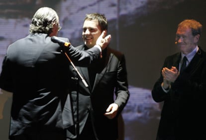 El alcalde de Bilbao, Iñaki Azkuna, saluda al escritor Kirmen Uribe, bajo la mirada del periodista Félix Linares.