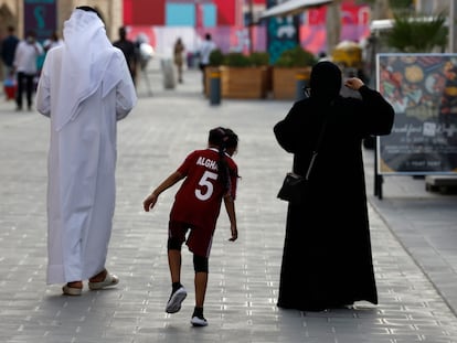 Una familia en el mercado de Doha, Catar.