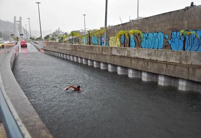 Bombeiro mergulha em busca por desaparecido no Rio. Carro ficou submerso dentro de túnel alagado após fortes temporais atingirem a capital fluminense e a região metropolitana. Ao menos três pessoas estão desaparecidas, entre elas uma avó que deixou um shopping com a neta de sete anos em um táxi