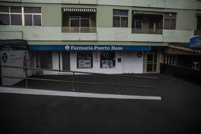 Una farmacia en Puerto Naos (Los Llanos de Aridane), con el acceso anegado por la ceniza.