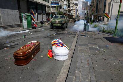 La policía de Bolivia reprime con gases lacrimógenos una multitudinaria marcha que llegó a La Paz desde El Alto, acompañando los ataúdes de cinco de las ocho personas que murieron el pasado martes en la planta de acopio de gasolina y gas de Senkata, en las afueras de esta última ciudad.