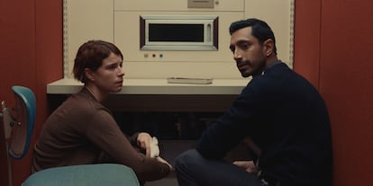 Jessie Buckley y Riz Ahmed, en 'Fingernails (Esto va a doler)'.